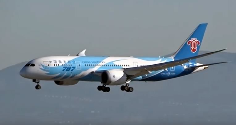 Boeing 787 of China Southern Airlines on approach to San Francisco International Airport (SFO) in California